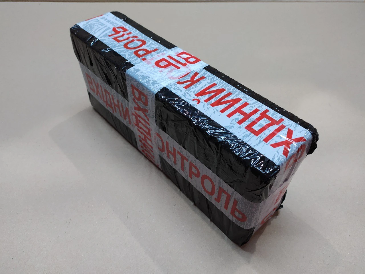 Анонимная доставка от Брокенсофа для клиентов на фото изображена посылка Новой почты с упаковкой и анонимной доставкой для клиентов